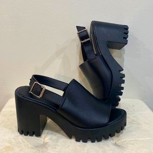 Steve Madden Sunnyside Platform Lug Sole Sandal (size 7.5)